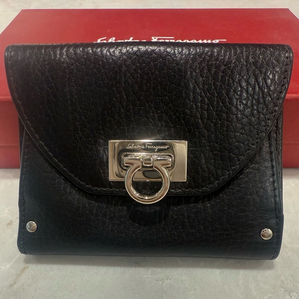 SALVATORE FERRAGAMO Black Leather Bi-fold Wallet with Textured Finish